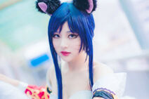 贪吃的九尾妖狐：细腰长腿尽显好身材！