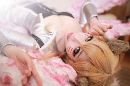 妖狐脚踩恨天高 酥胸半露身姿撩人