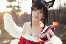 <b>lol精品COS赏析 俏皮可爱妹子爱玩手铐</b>