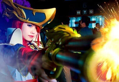 帅气女帝摄人心魄 完美还原赏金猎人