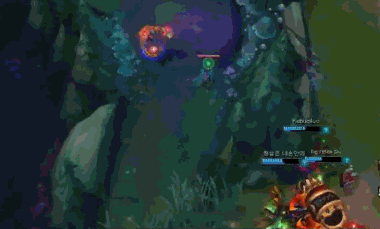 残血盲僧闪现过墙随后寡妇闪现跟上,盲僧摸眼逃走,而寡妇则失去了于