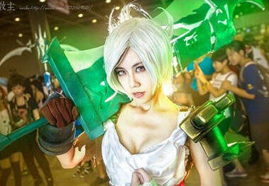 玩家演绎霸气锐雯Coser 颜值爆表特效满分