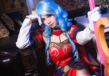 小甜心的觅心一箭正中你 萌妹COS艾希女王