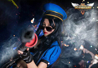 想被枪口对着还是被我盯着呢？ 超美女警Cos