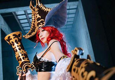 好运姐经典皮肤COS 想尝尝我双枪的滋味吗