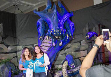 S6总决赛现场首日 三米高锤石COS惊人