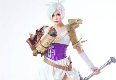 美女COS放逐之刃锐雯相似度惊人爆棚