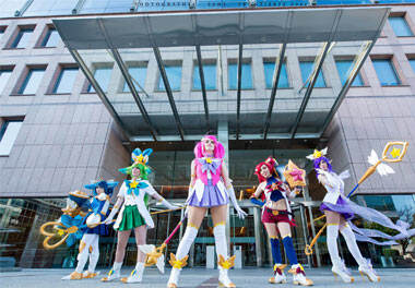 歪果仁真会玩：粉丝精美COS魔法少女组合