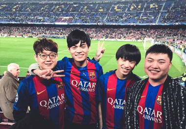 全明星选手变身巴萨球迷 领略西班牙风情