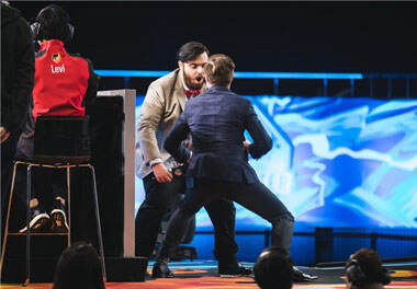 全明星现场：UZI泡面充饥 韦神MATA讨论战术