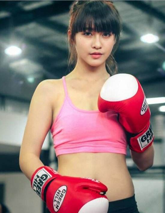 97年白富美性感写真 传将成为下一个龙女郎