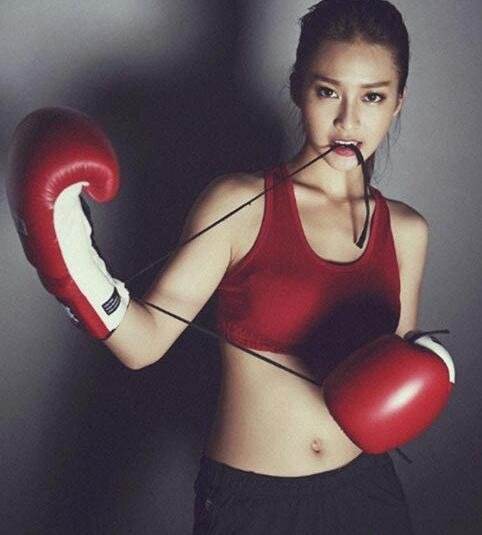 97年白富美性感写真 传将成为下一个龙女郎