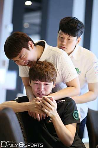 LCK新老成员参加素养大会 蜗壳无聊到睡着？