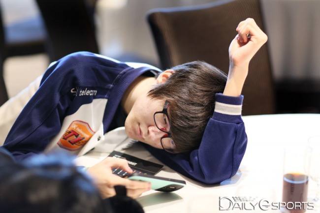 LCK新老成员参加素养大会 蜗壳无聊到睡着？