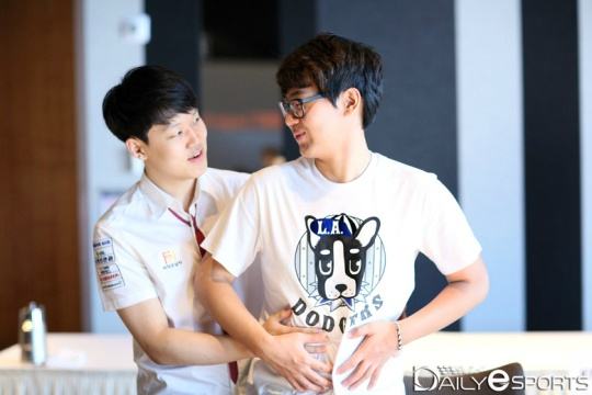 LCK新老成员参加素养大会 蜗壳无聊到睡着？