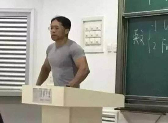 杨幂大伯杨晓京走红：任清华大学教授满身肌肉