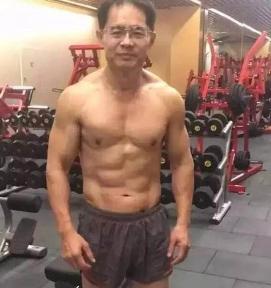 杨幂大伯杨晓京走红：任清华大学教授满身肌肉