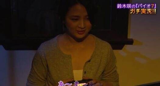 日本女优试玩《生化危机7》 淡定找武器
