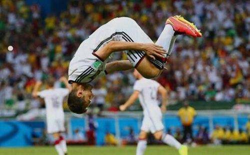 大帝滑跪成就永恒 足坛那些经典的庆祝动作