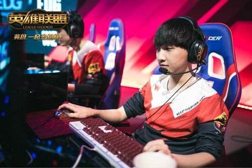 OMG终迎首胜 12号Doinb与Xiye中路斗法