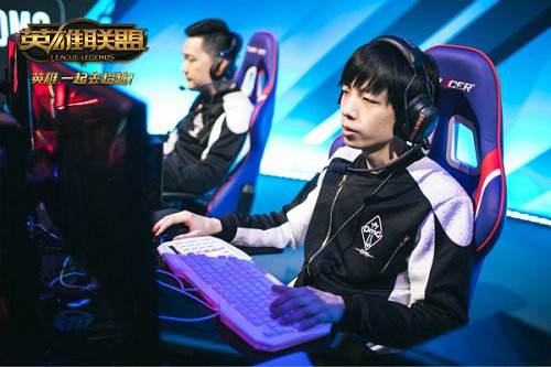 Scout助EDG登顶B组 Uzi迎战imp谁能问鼎峡谷