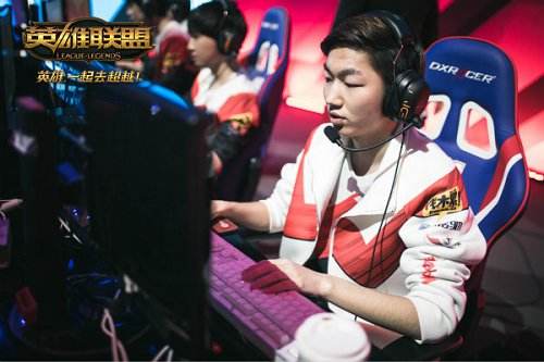 Scout助EDG登顶B组 Uzi迎战imp谁能问鼎峡谷