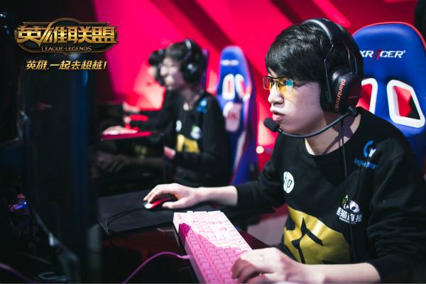 全华班双双取胜 RNG四胜一负登顶A组