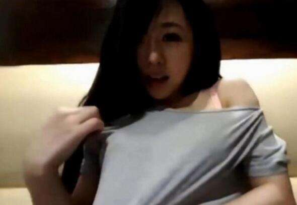 美女直播在火锅店换衣 1秒搞定惊呆众人
