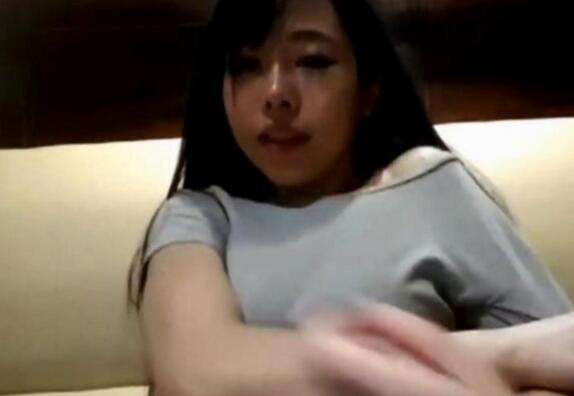 美女直播在火锅店换衣 1秒搞定惊呆众人