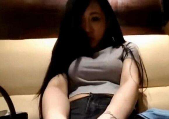 美女直播在火锅店换衣 1秒搞定惊呆众人