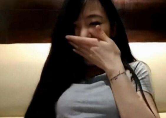 美女直播在火锅店换衣 1秒搞定惊呆众人