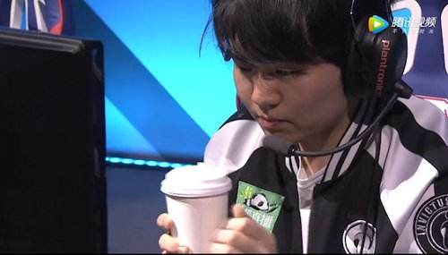 Rookie强忍病痛鏖战4小时 优秀的职业精神!