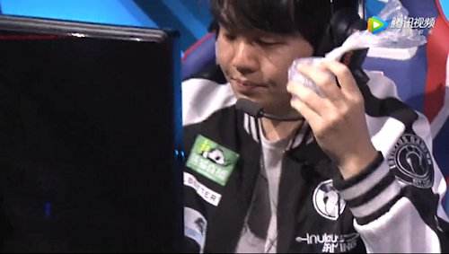 Rookie强忍病痛鏖战4小时 优秀的职业精神!