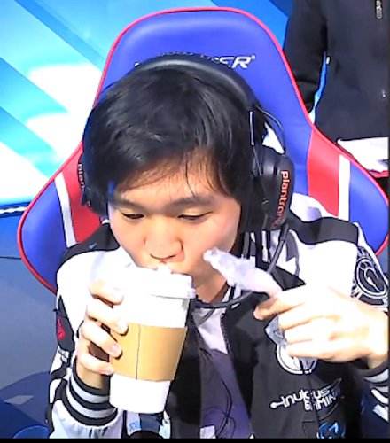 Rookie强忍病痛鏖战4小时 优秀的职业精神!