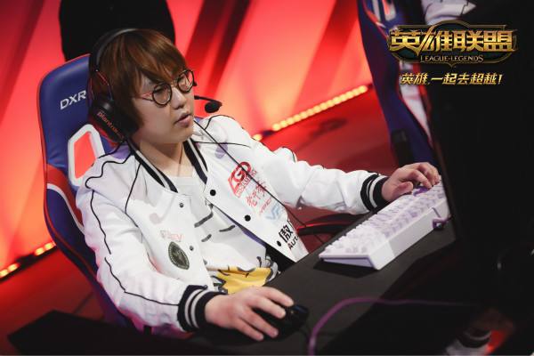 Duke坐镇上路稳定十足 Uzi与imp下路争锋