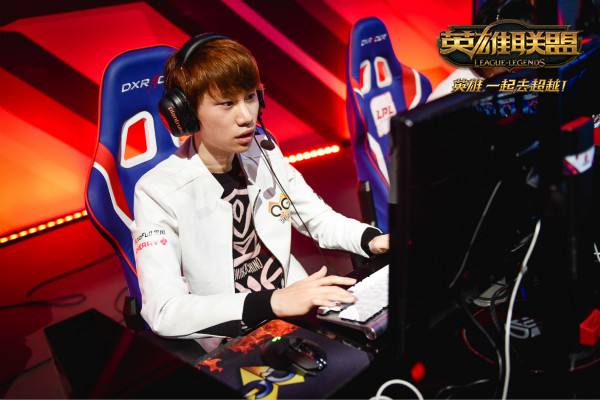 中路相逢勇者胜 Doinb与侯爷究竟谁更强?