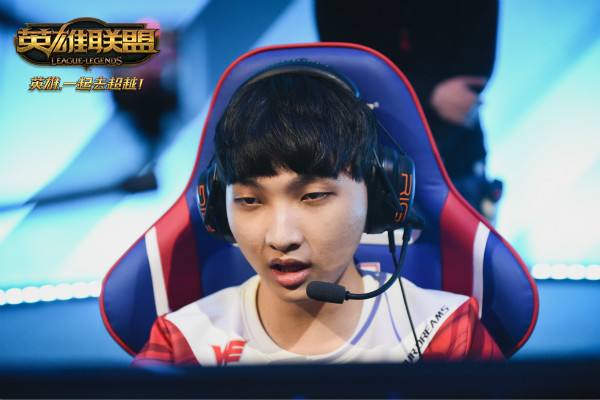 中路相逢勇者胜 Doinb与侯爷究竟谁更强?