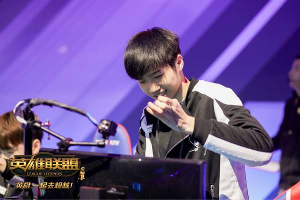 World6与Flawless野区对决 圣枪哥再战Letme