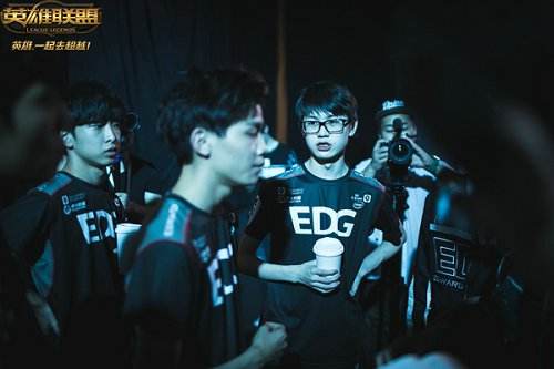 LPL半决赛前瞻:4大豪门对决谁能晋级决赛?