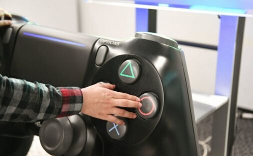 日本厂商制作巨型PS4手柄 