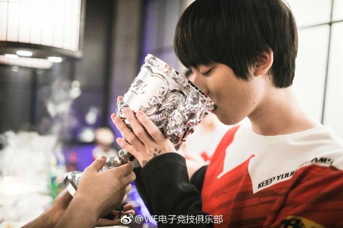 LPL冠军奖杯赢来干啥?WE竟用奖杯干这种事