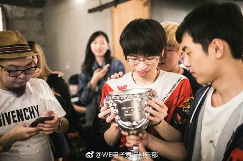 LPL冠军奖杯赢来干啥?WE竟用奖杯干这种事