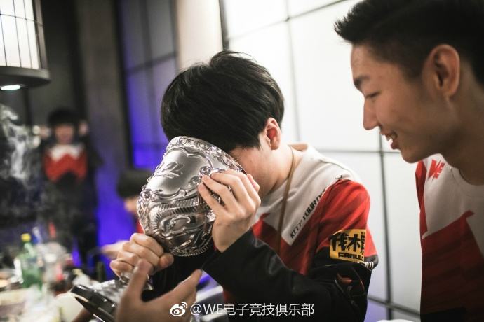 LPL冠军奖杯赢来干啥?WE竟用奖杯干这种事