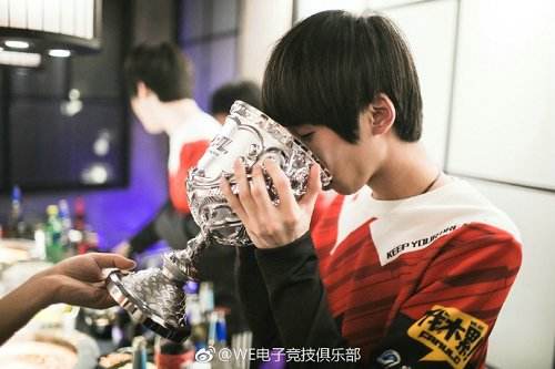LPL冠军奖杯赢来干啥?WE竟用奖杯干这种事