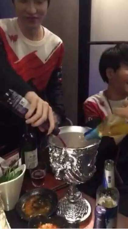 LPL冠军奖杯赢来干啥?WE竟用奖杯干这种事