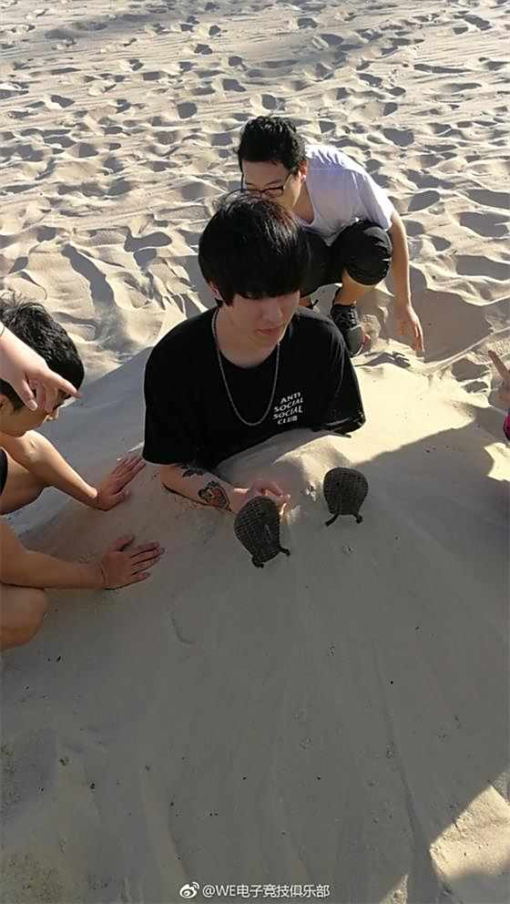 WE巴西集体出游海滩 Mystic帅到遭队友活埋