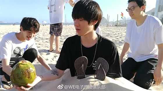 WE巴西集体出游海滩 Mystic帅到遭队友活埋