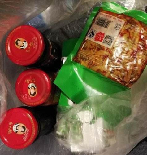 WE在巴西吃寄来的老干妈 粉丝表示莫名的心疼