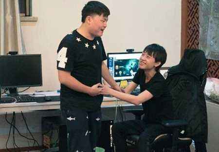 重回赛场指日可待 UZI现身RNG基地疑似康复