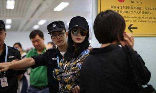杨幂被赶出机场是怎么回事 司机接机迟到了
